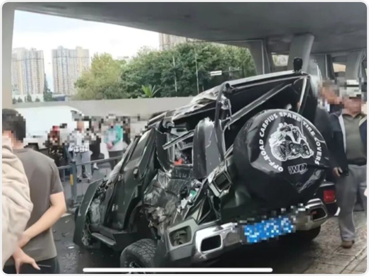 越野车从高架上坠落！警方深夜通报：司机经抢救无效死亡