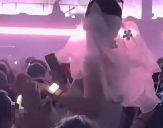 情侣在演唱会求婚遭后排喊“坐下” 拍摄者：只想安静听歌