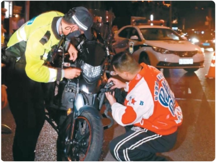 西安公安交警打出“组合拳”深夜查处“飙车炸街”55例