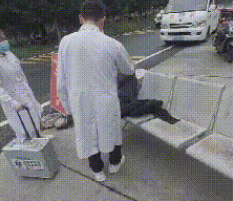 宝鸡一游客驾车翻下深沟被困一夜 摩托车骑手途经下沟搜救