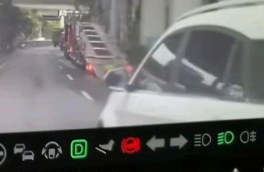 理想i8车主等智驾自己避让被撞 律师：商家不需要担责