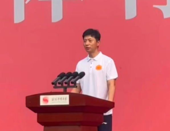 马龙张常宁现身北体开学典礼 马龙作为博士新生代表上台发言