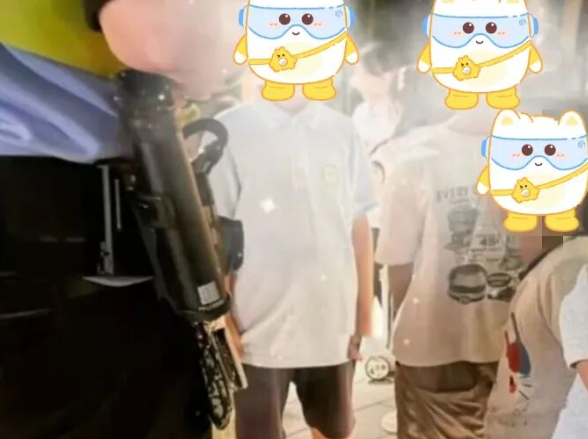 孩童玩耍被推倒 电话手表拨110 围观者质疑是否“浪费警力”
