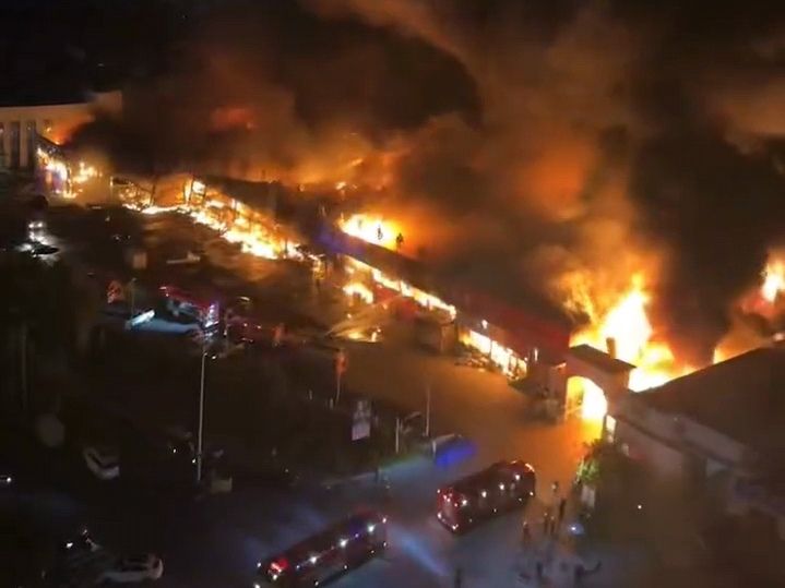 河北邢台一汽贸中心起火 当地回应：无人员伤亡 