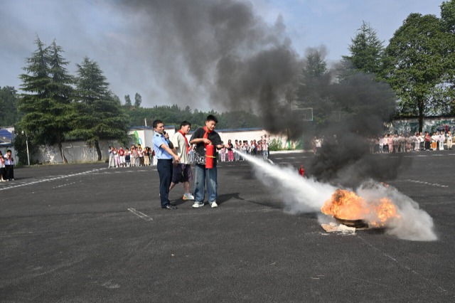 消防应急演练进校园