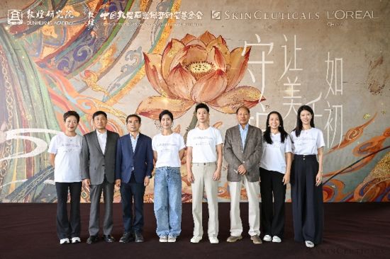 捐赠仪式现场与会嘉宾合影 捐赠仪式现场与会嘉宾合影