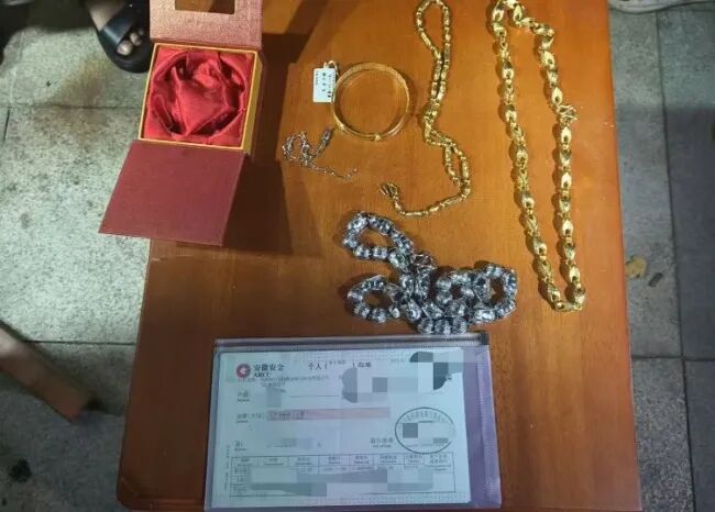 女儿踩坏床头柜扔掉！妈妈想起里面有370多克黄金铂金 以及190余万元银行存单…...