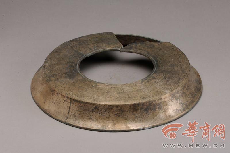 56. 图五六 M5:2器座(面).JPG