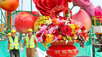 多图丨天安门广场“祝福祖国”花篮开始吊装 仿真模型亮相