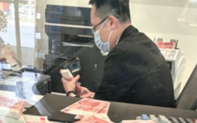 男子到银行取1500元 被告知运钞车已运走现金无法办理