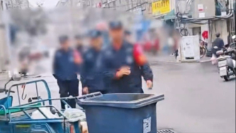 菜市场秩序维护人员踢翻垃圾桶？当地通报：已批评教育