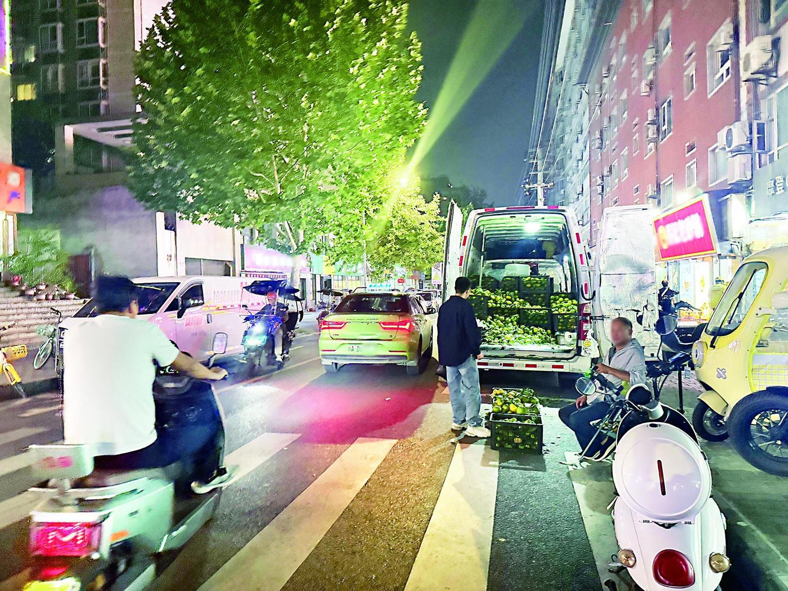 私家车变“商铺” 占道经营存隐患 “以车代店”该如何管？