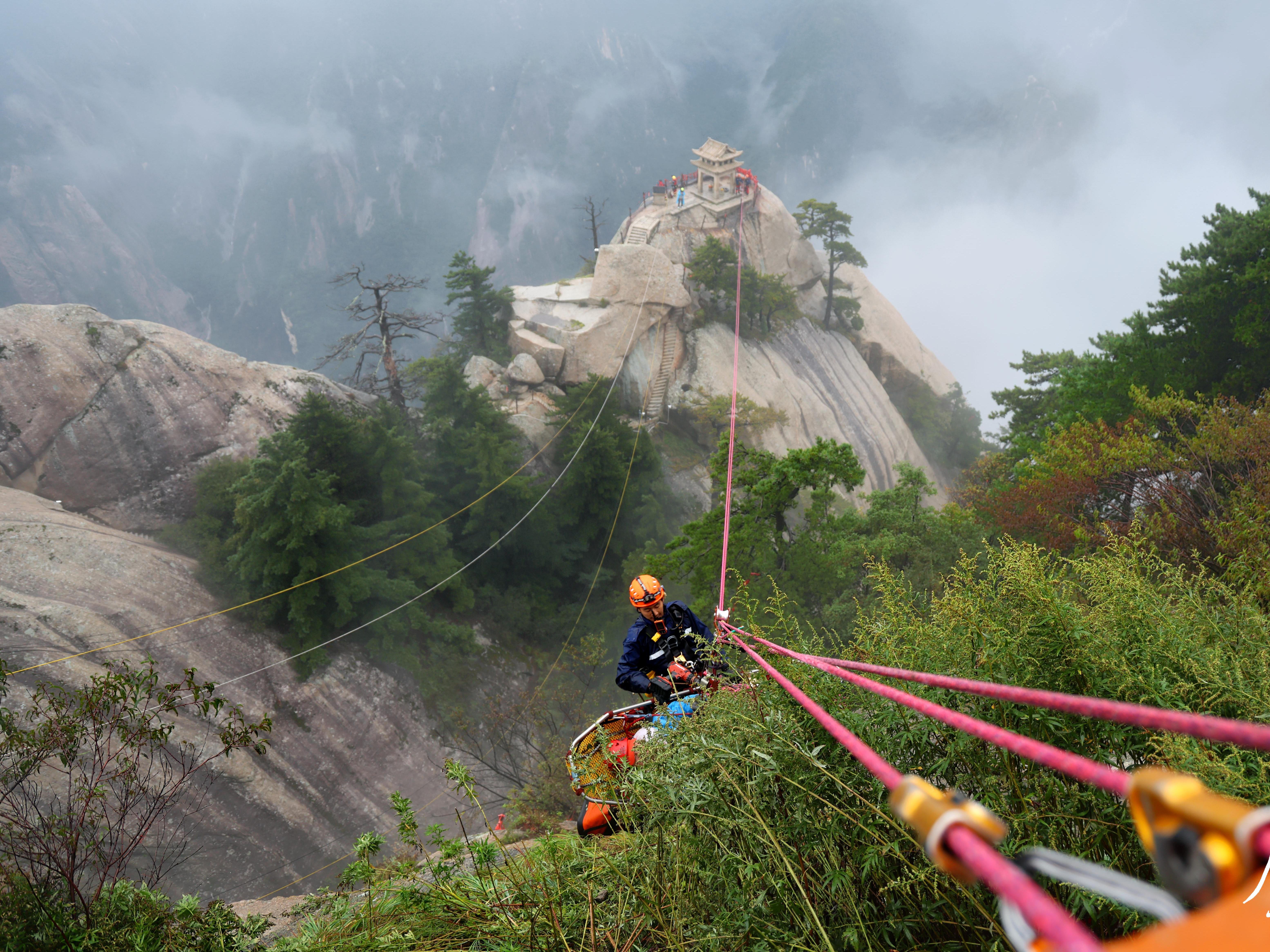 绝壁之上——从“华山之巅”看中国山地救援体系化的进阶之路