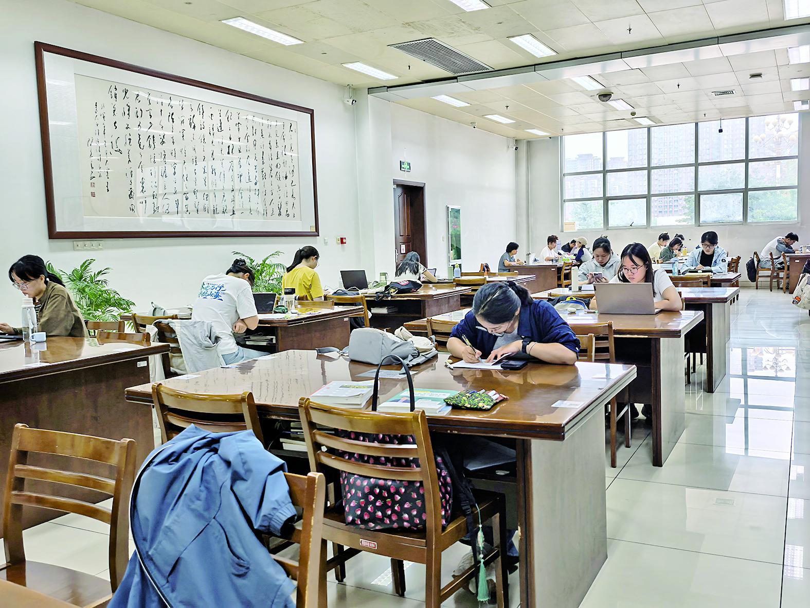 在陕西师范大学图书馆 青年学子与千年文脉双向奔赴