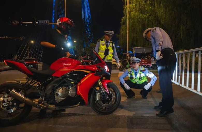 西安公安交管部门精准管控夜间重点路段聚集轰油竞速等违法行为
