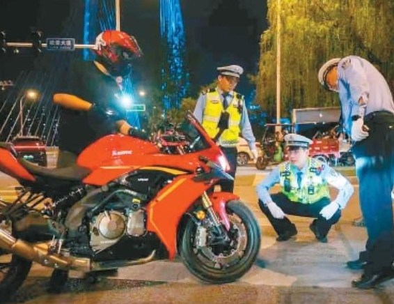 西安公安交管部门精准管控夜间聚集、轰油、竞速等违法行为