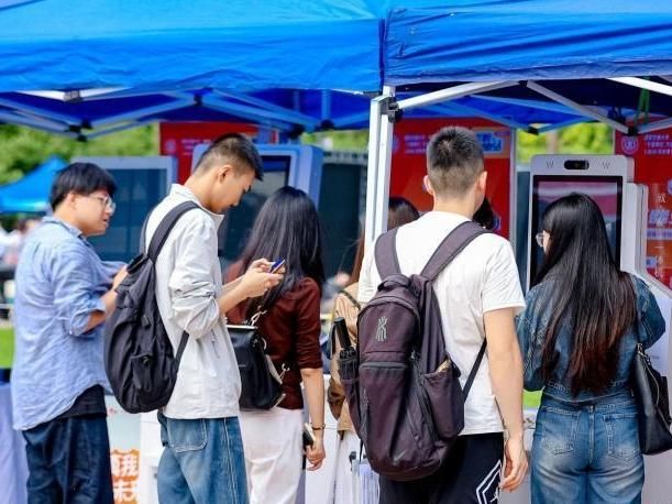 西安交大举办秋季双选会 千余家单位提供超十万个岗位