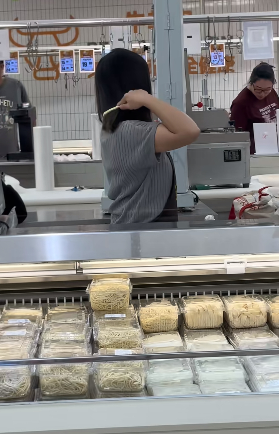 福州一超市员工在熟食区梳头 超市：开除并对消费者退一赔三
