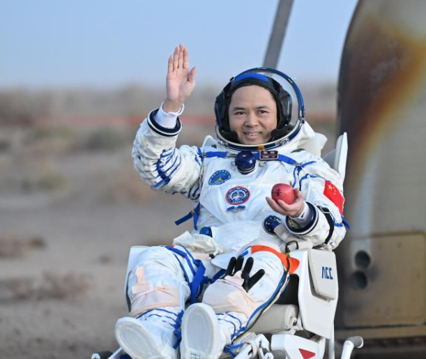 神舟二十号、神舟二十一号 航天员授称颁奖仪式在京举行