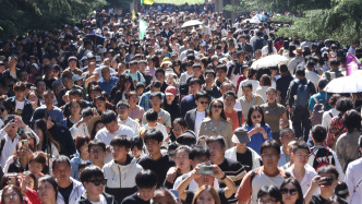 节假日去热门景区、看大型演出如何防踩踏？专家给出提醒