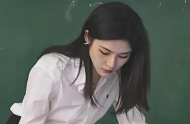 湖南一高校美女教师走红被赞＂漂亮又优秀＂ 本人回应