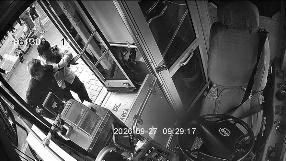 暖心一幕！老人行动不便 169路公交车司机搀上抱下