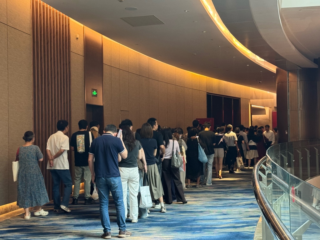 上海楼市再度上演“千人摇”：多个新盘开盘即售罄 中端改善项目去化热度持续走高