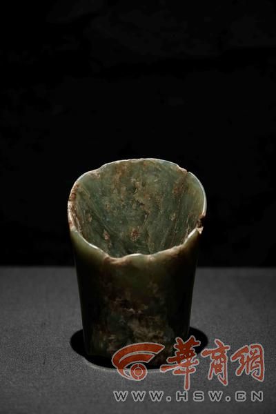 玉箍形器-元宝山积石冢.JPG
