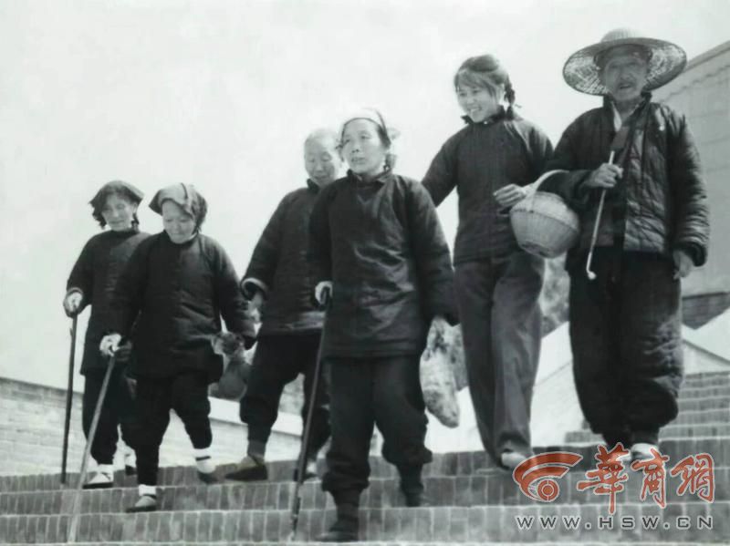 当地老人参观西安半坡博物馆.jpg
