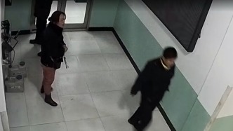 黑龙江一女职工被控殴打男同事致耳膜穿孔判刑八个月 最高法指令再审