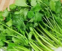 买家嫌8块钱的香菜太老申请仅退款 商家驱车千里取回