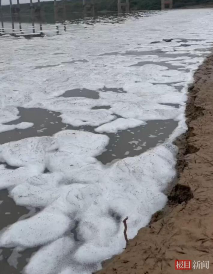 渭南多方回应 “渭河现大量泡沫”：泵站搅动起沫 水质无明显异常