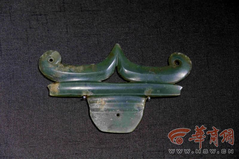玉冠形器-元宝山积石冢.JPG