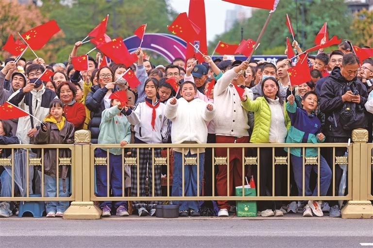 “观看升国旗，站一宿也不觉得久！”——西安新城广场升国旗仪式现场见闻