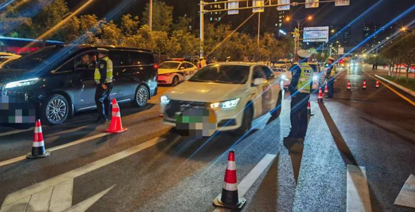 西安公安交警全力做好国庆假期群众出行服务保障