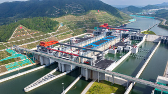 人民日报头版头条：坚守岗位践初心 实干担当立新功