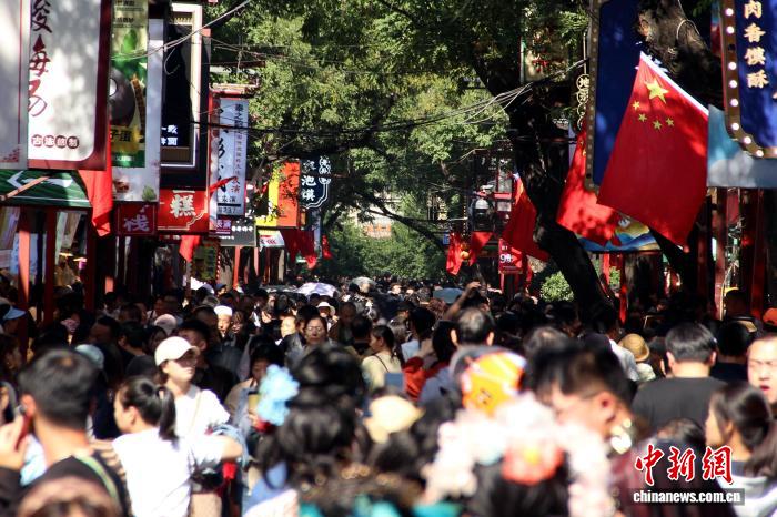 陕西西安：国庆假期老城景区人气足