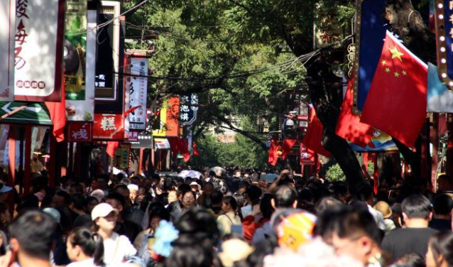 陕西西安：国庆假期老城景区人气足