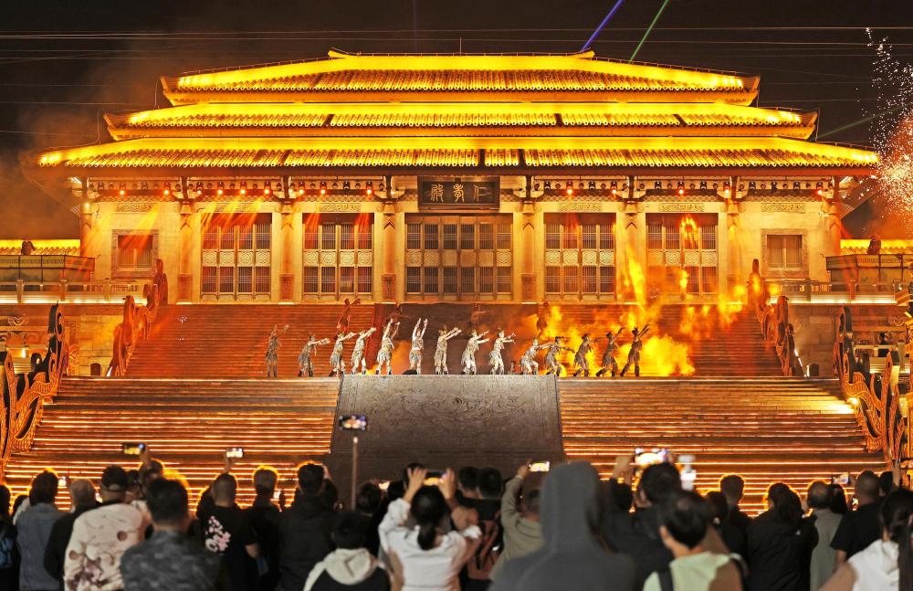 灯火映长假 夜游释放假期经济新潜力