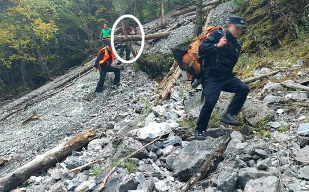 游客独自徒步5天迷路被困九寨沟长海崖壁 九寨沟警民驾船攀崖成功救下