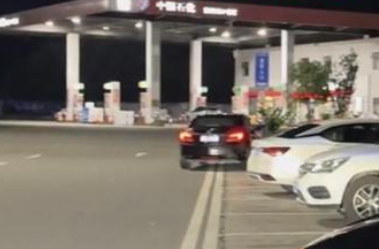 离加油站20多米没油 车主求助加油员被拒花350叫拖车