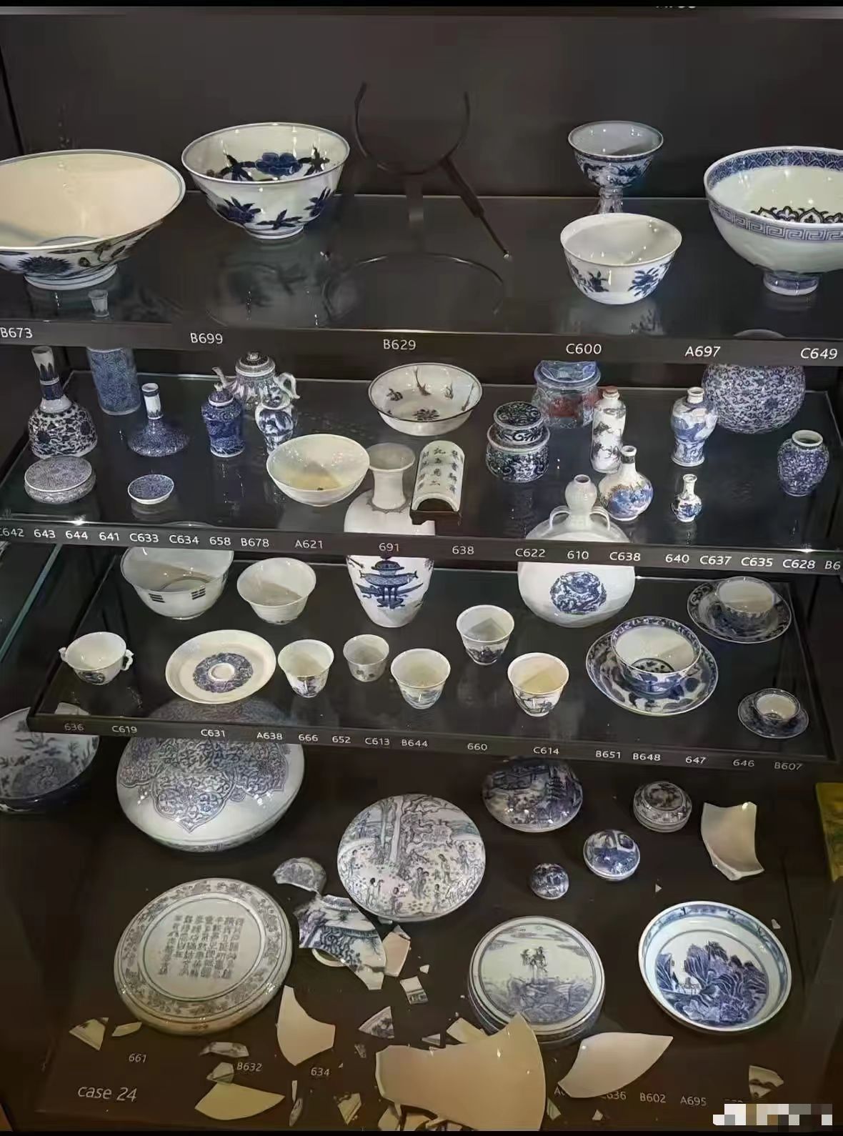 网友称大英博物馆一青花瓷碗在展柜内摔碎 在场留学生讲述 