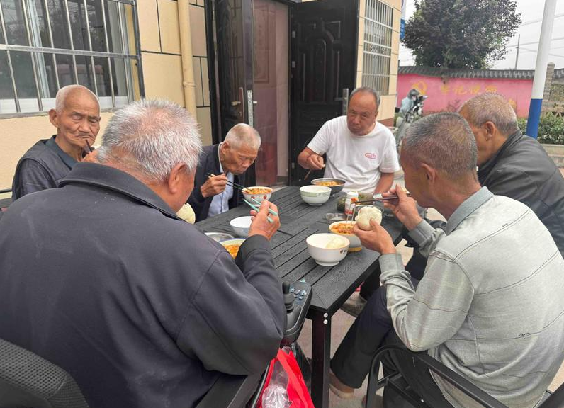 华商颐养周刊 | 他是开起爱心食堂的“大当家” “一碗热乎合口的饭菜 藏着最踏实的牵挂”