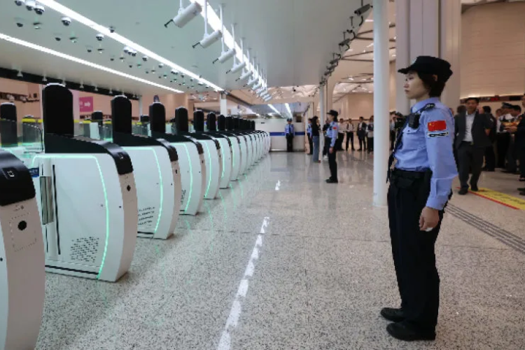 连接深港两地 新皇岗口岸正式开通运行 20秒极速通关