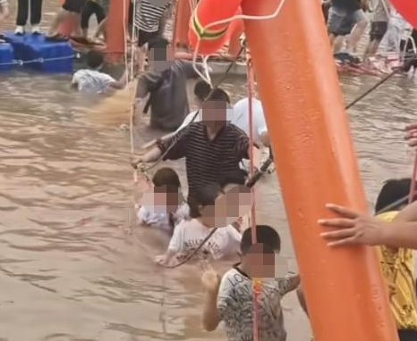 重庆一游乐园水上项目有游客落水 国庆才开业的园方致歉