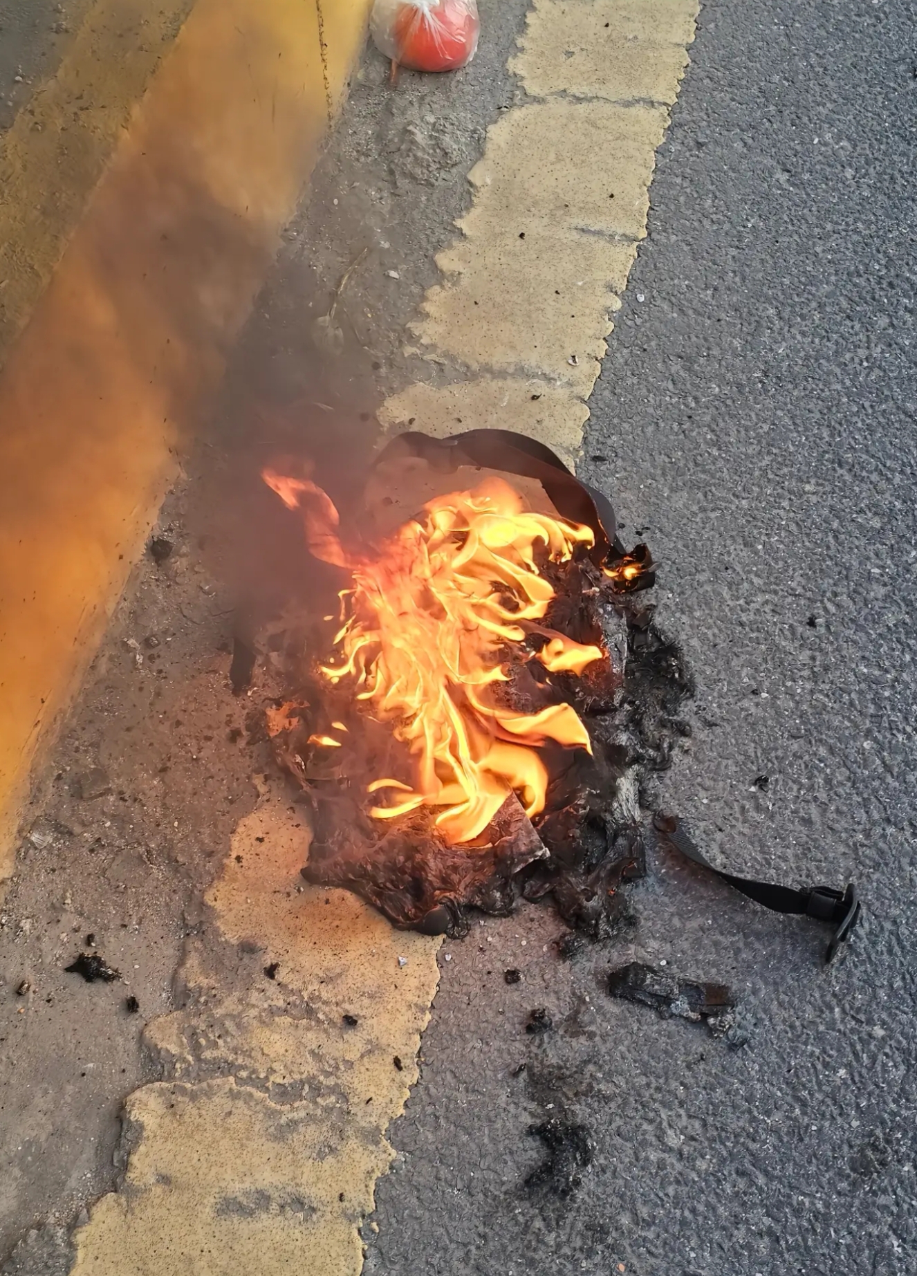罗马仕充电宝再现爆燃！当事人称联系厂家困难