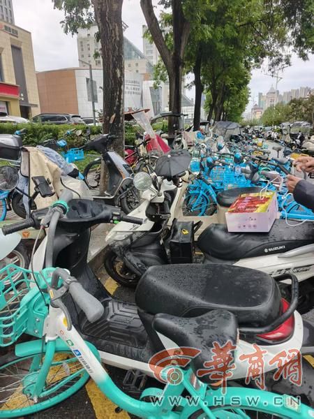 10月13日 西安科技二路泰华金茂国际外 大量电动自行车、共享单车等占道停放。华商报大风新闻记者 马群 摄 613.jpg