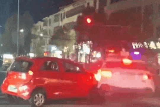 江西宜春一“老头乐”多次撞击警车 驾驶员被当场控制