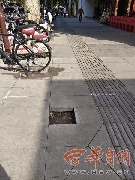 10月13日,建国路与建国二巷交汇处东侧路北,人行道上一隔离石吨破损,地面坑洼。华商报大风新闻记者 杨<span class= 615.jpg