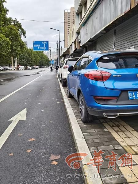 10月12日,丰登南路14号院外路西侧人行道上多辆机动车占用整个人行道及盲道。华商报大风新闻记者 杨<span class= 10月12日,丰登南路14号院外路西侧人行道上多辆机动车占用整个人行道及盲道。华商报大风新闻记者 杨<span class=